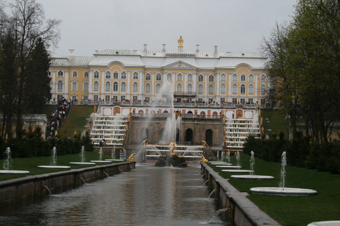 Большой дворец в Петродворце на фоне каскада фонтанов. Санкт-Петербург и Ленинградская область, Россия