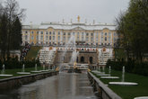 Большой дворец в Петродворце на фоне каскада фонтанов.