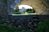 Гатчинский дворец, сфотографированный через мост парка.