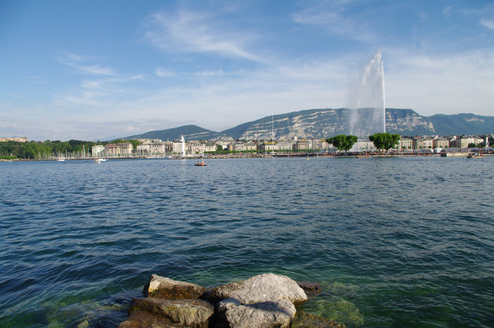 140 метровый Jet d’Eau и Leman - символы Женевы Женева, Швейцария