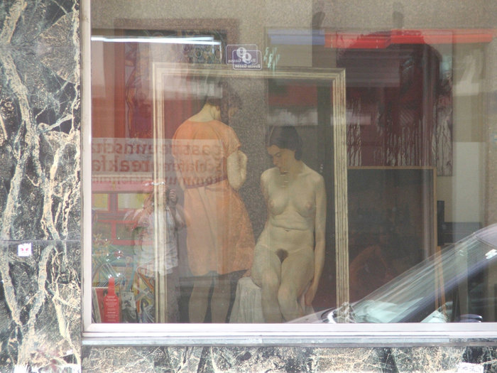 Картина за витринным стеклом вернисажа, смотреть бесплатно! Вена, Австрия