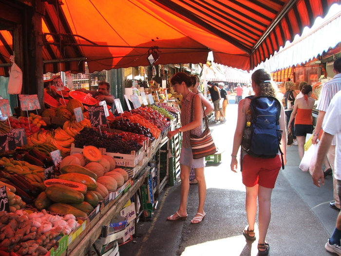 Небольшой рынок в центре города Вена, Австрия
