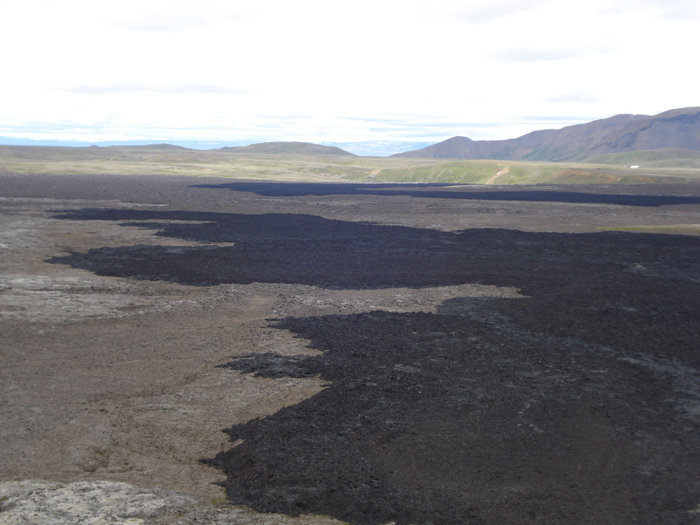 Вулкан Крафла. Лавовые потоки 1721-22 гг и 1984 г (черный) Исландия