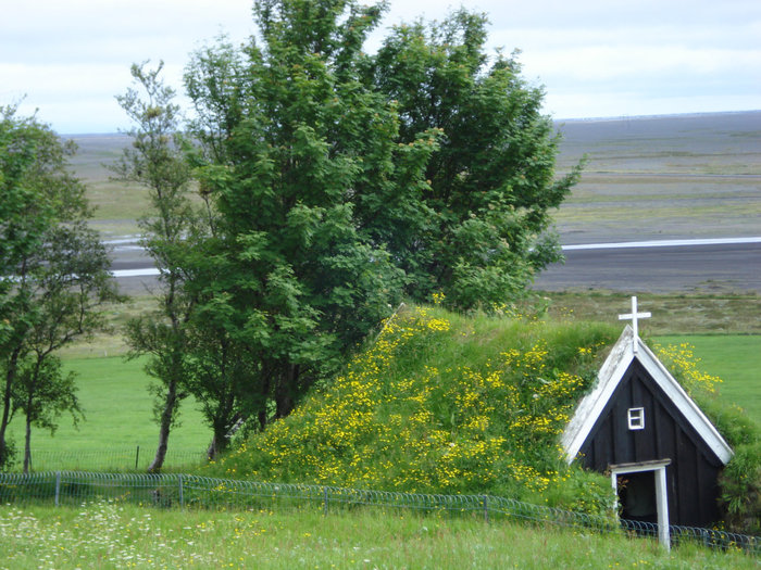 Церковь на заброшенной ферме у подножия гор Nupsstadur Исландия