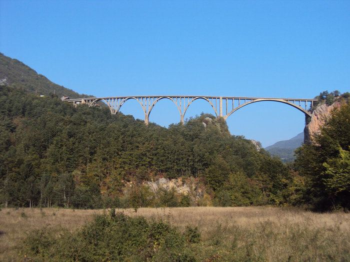 Арочный мост Джурджевича — длина 366 м, высота 149 м Черногория