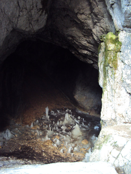 Ледяная пещера на пике Obla glava Черногория