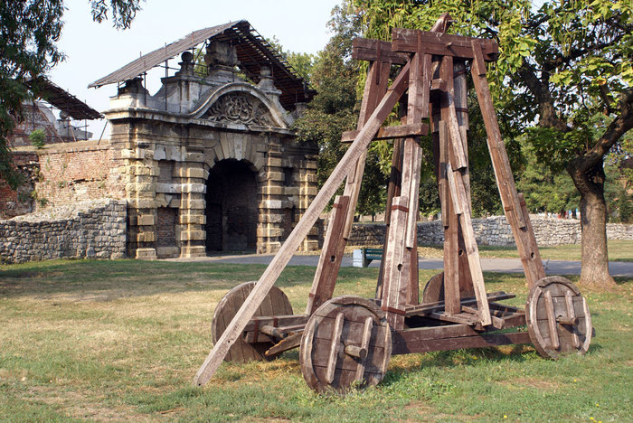 Древнее приспособление для штурма крепостей — в парке ниже крепости Белград, Сербия