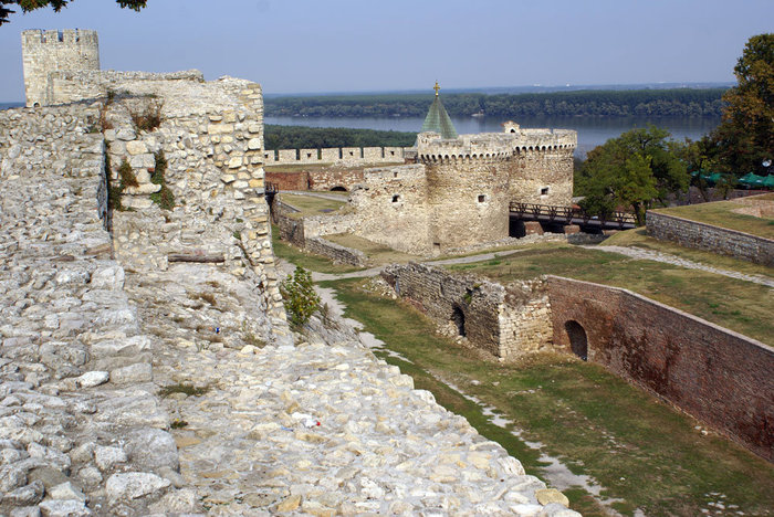 Стена, башни и крепостной ров Белград, Сербия