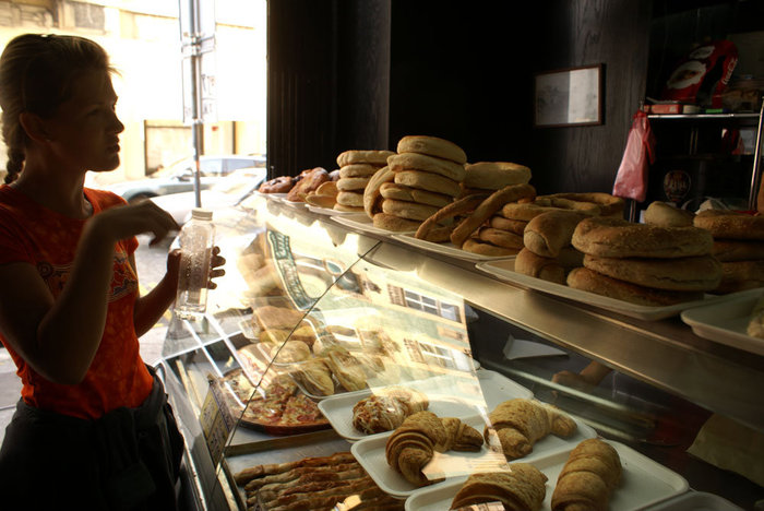 Трудный выбор - в булочной в Белграде Белград, Сербия.