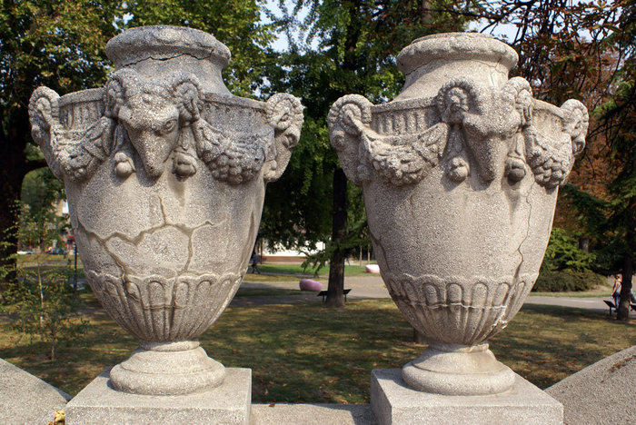 Две вазы Белград, Сербия