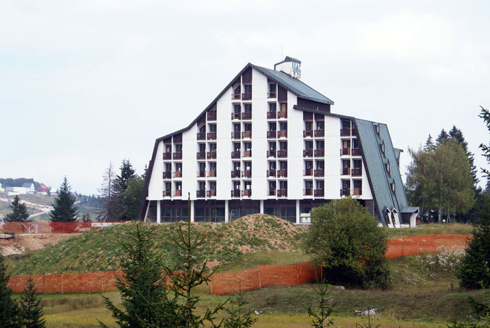 Отель пустует в ожидании горнолыжников — в поселке Жабляк Область Жабляк, Черногория