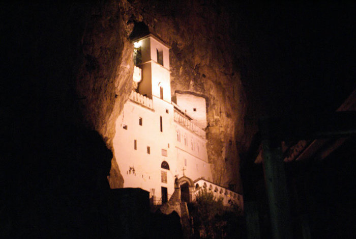 Монастырь Острог ночью Область Жабляк, Черногория