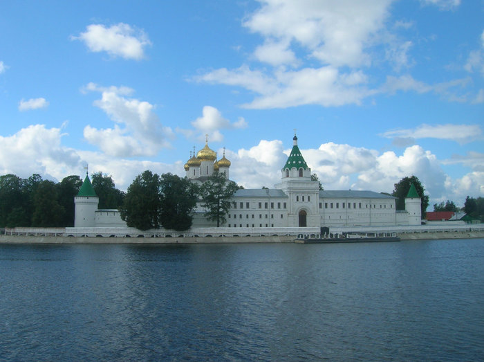 А вот монастырь совсем близко Кострома, Россия