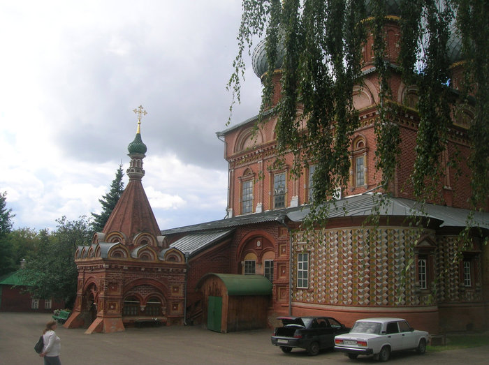 Храм сбоку со стороны подворья Кострома, Россия