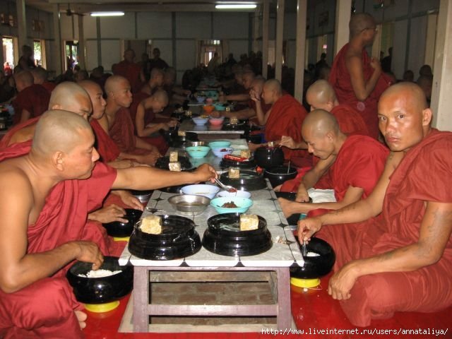 Монастырская трапеза Мьянма