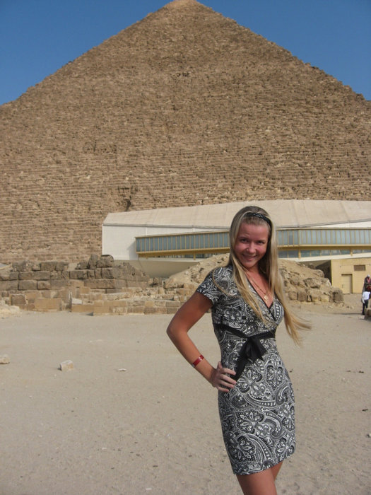 на фоне пирамиды Хеопса Провинция Южный Синай, Египет
