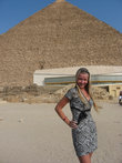 на фоне пирамиды Хеопса