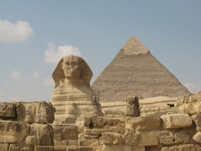 Сфинкс на фоне пирамиды Хефрена Провинция Южный Синай, Египет