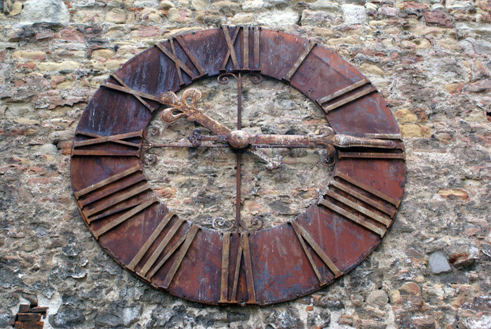 Часы на стене Епископского дворца в Загребе (у кафедрального собора) Загреб, Хорватия