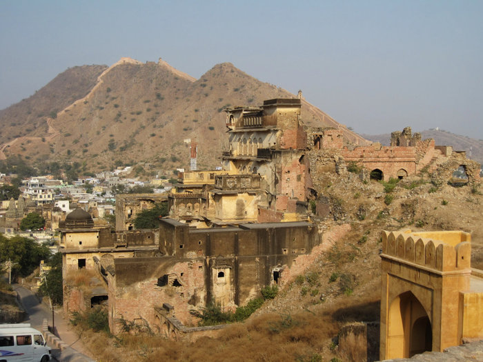 Развалины напротив форта Джайпур, Индия