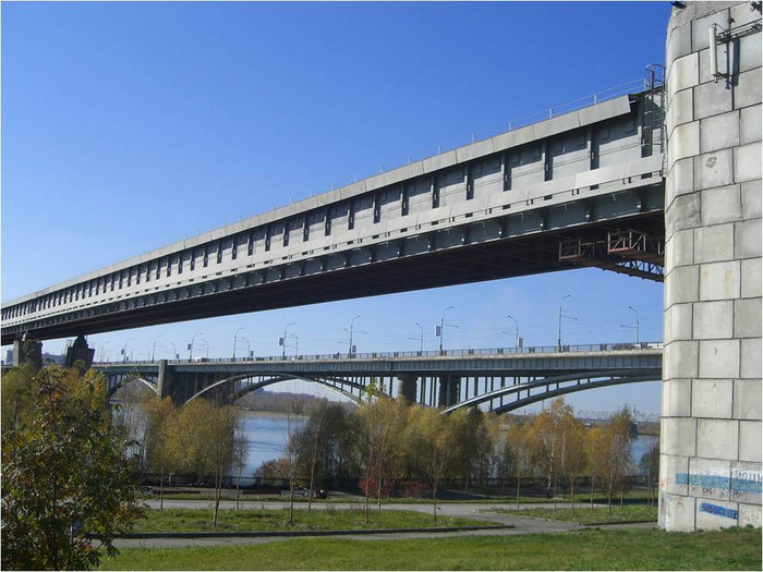 Вид на автомобильный (Коммунальный мост) и мост метрополитена Новосибирск, Россия
