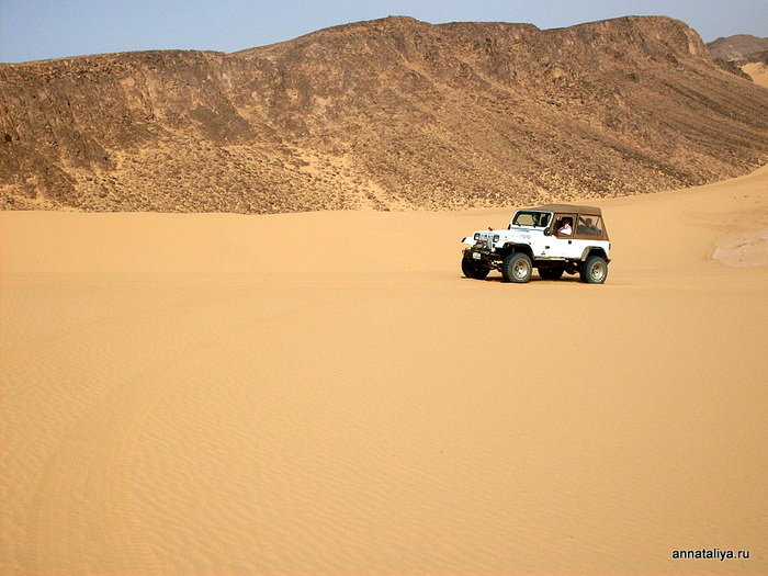 А дальше были дюны. Конечно, не такие, как мы видели в окрестностях оазиса Сива, но тоже вполне достойные. Пустыня Вади Рам, Иордания