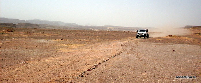 Поначалу, конечно же, было интересно глядеть на то, как крохотные, но мощные машинки взбираются чуть ли не по отвесным склонам. Но где-то через полчаса нам эта затея поднадоела и мы поехали дальше Пустыня Вади Рам, Иордания