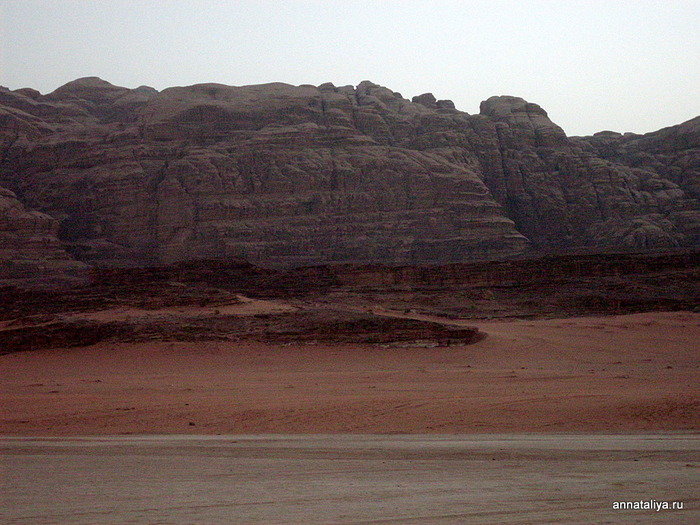 В Вади-Раме есть удивительные пески. Днем вы ничем не отличите их от самых обычных, но на закате они преобразуют весь пейзаж, делая его похожим на марсианский. Пустыня Вади Рам, Иордания