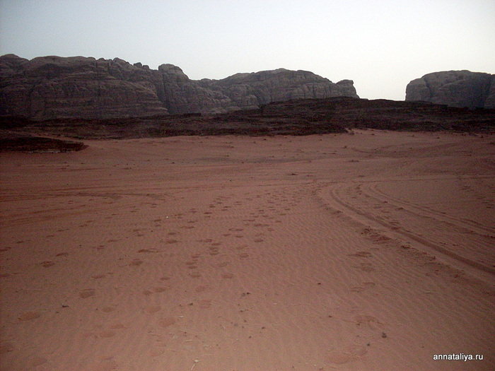 Почему они приобретают красный цвет под действием закатных солнечных лучей, сказать сложно. Возможно, в составе песка есть кремнезем, а, возможно, местный климат способствует такому преобразованию... Пустыня Вади Рам, Иордания