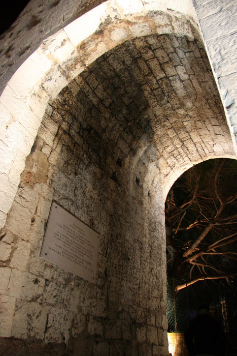 арка в башне Сюке Канны, Франция