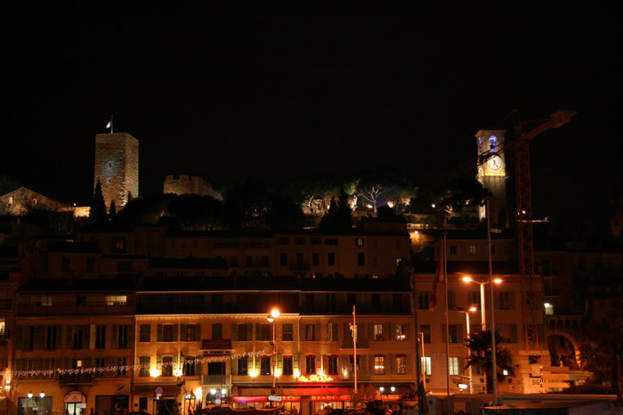 вид с набережной Круазетт на башню Сюке Канны, Франция