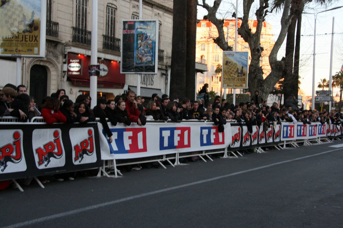 толпа перед Дворцом кинофестивалей Канны, Франция