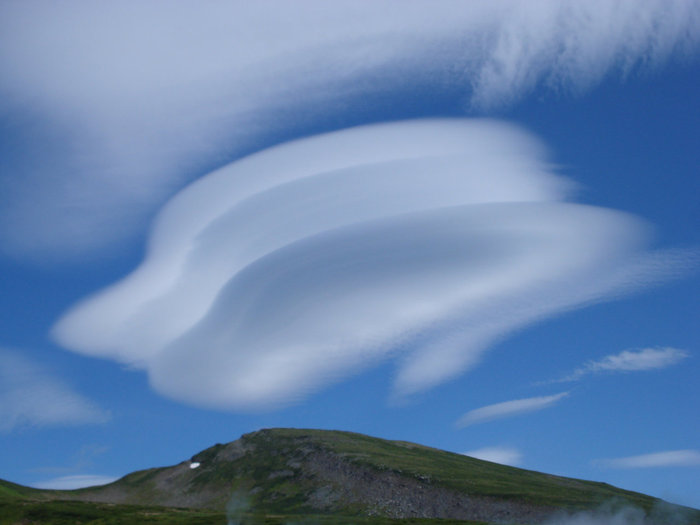 Облака над Кошелевским вулканом Камчатский край, Россия