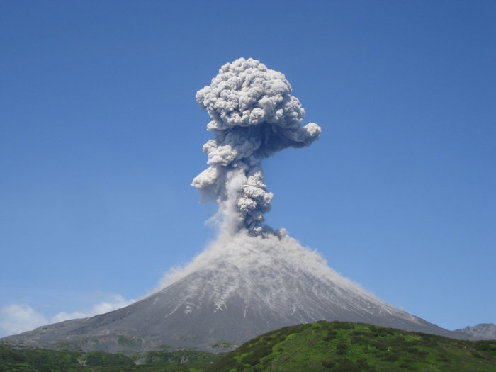 Извержение Карымского вулкана Камчатский край, Россия