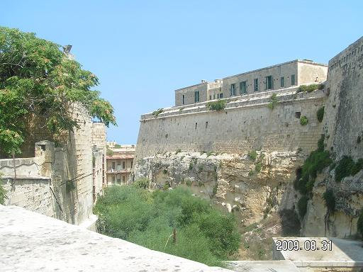 Форт малость подзарос, но выглядит по-прежнему грозно Валлетта, Мальта