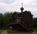 Пожалуй, самая интересная из всех — это деревянная Михаило-Архангельская надвратная часовня, срубленная в начале 17 века самим преподобным Трифоном Вятским.