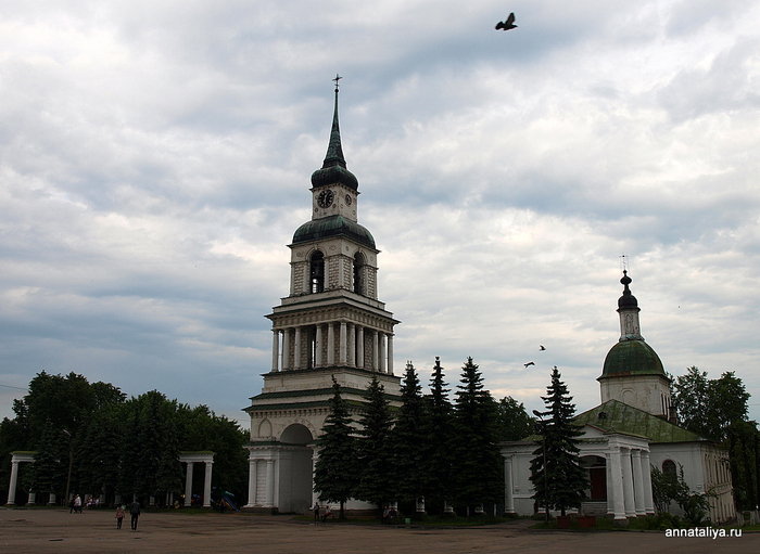 66-метровая колокольня Спасо-Преображенской церкви Слободской, Россия