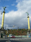 Чехов мост: рядом с ним располагается причал, откуда отправляются кораблики
