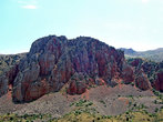 Красные скалы окружают Нораванк