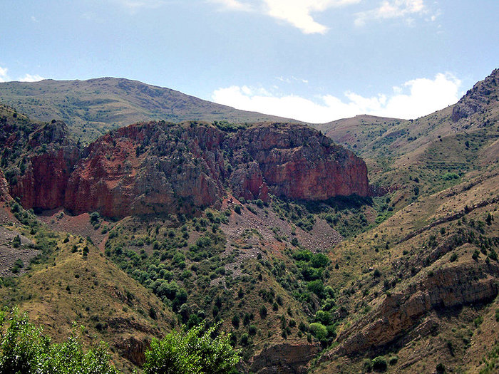 Красные скалы окружают Нораванк Нораванк Монастырь, Армения
