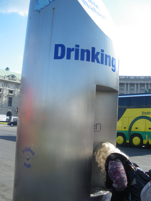 Питьевой фонтан на площади Хельденплац