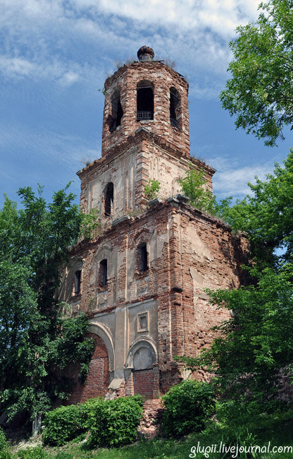 Разваливающаяся церквушка Серпухов, Россия
