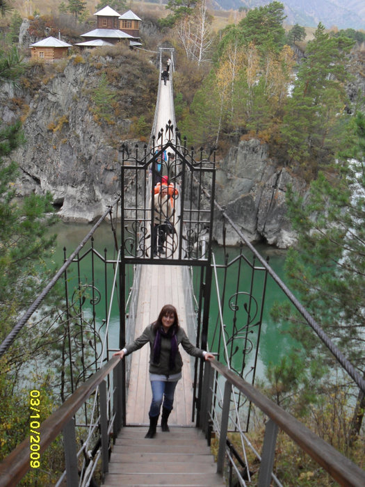 Лестница и подвесной мост к Храму Иоанна Богослова на о. Патмос в п. Чемал Новосибирск, Россия