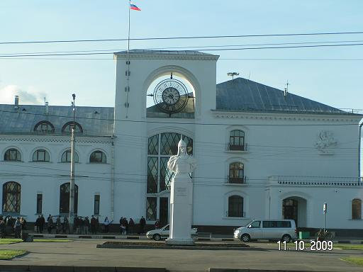 Памятник Александру Невскому на площади перед вокзалом Великий Новгород, Россия