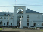 Памятник Александру Невскому на площади перед вокзалом