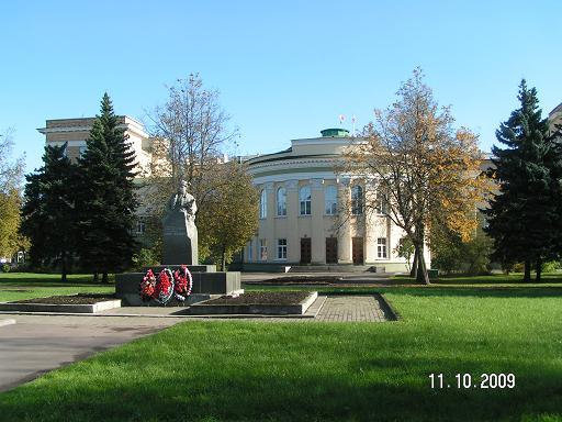 Площадь с памятником Лёне Голикову Великий Новгород, Россия