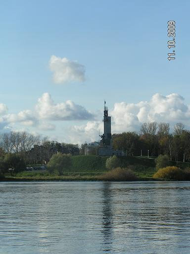 Памятник на берегу Великий Новгород, Россия