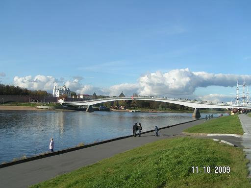 Пешеходный мост выгнул спину Великий Новгород, Россия