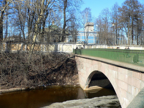Мост через р. Монастырку в Александро-Невской лавре Санкт-Петербург, Россия