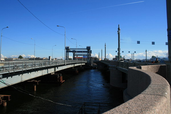 Мост Л.Шмидта через Неву и временный мост рядом с ним Санкт-Петербург, Россия